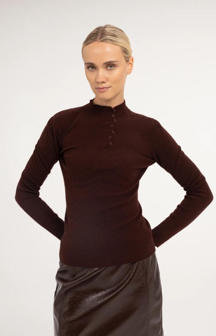 Gerippter Rollkragenpullover mit Zierknöpfen bitter chocolate red