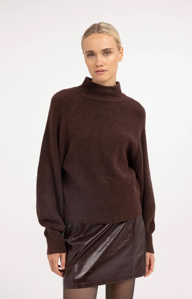 Gestrickter Rollkragenpullover mit Fledermausärmeln Bitte chocolate red Melange