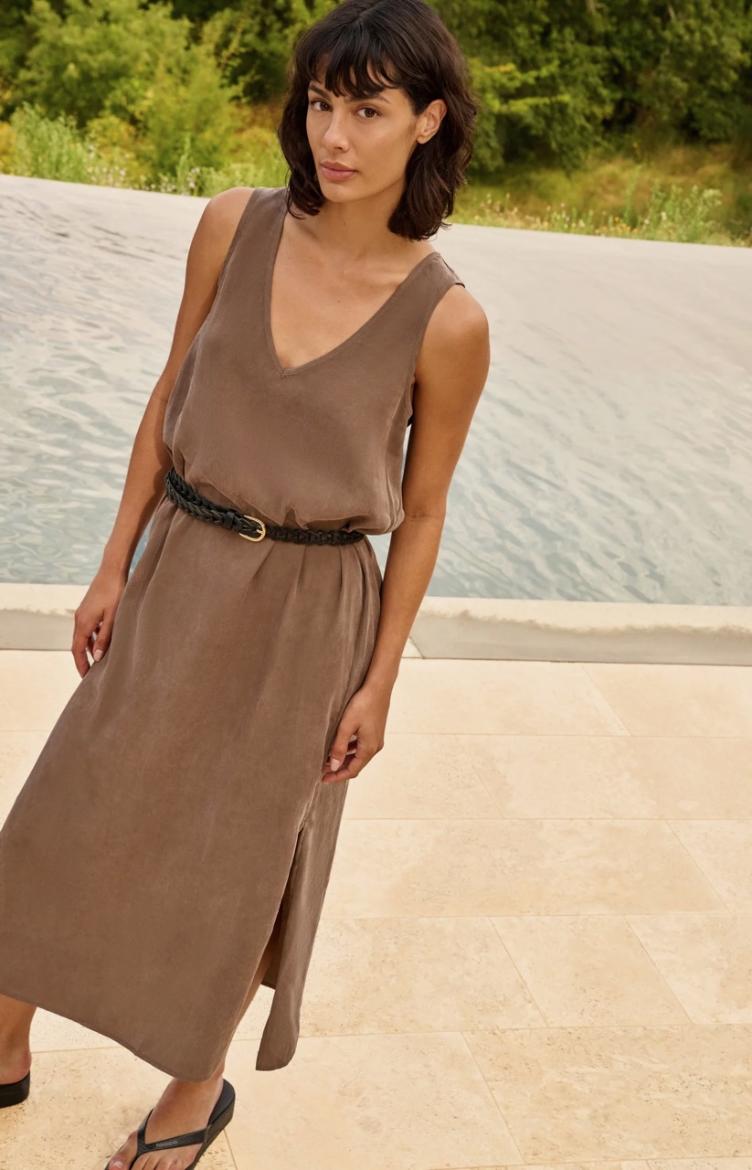 Kleid mit Knitterstruktur und V-Ausschnitt Washed Brown