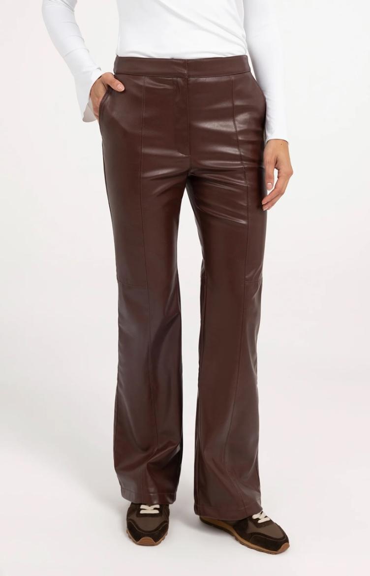 Stretchhose aus Lederimitat mit ausgestelltem Bein bitter chocolate red