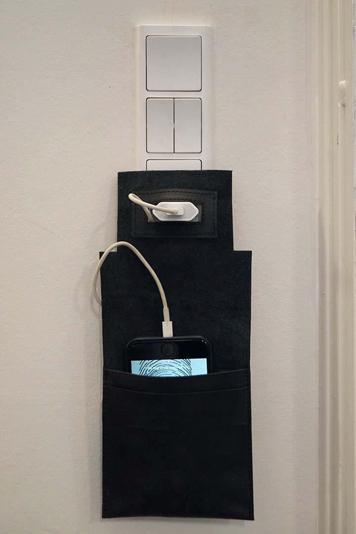 Mou Handy Ladegerät Halter schwarz