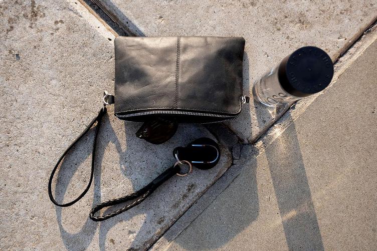 Alpha Clutch Leder schwarz